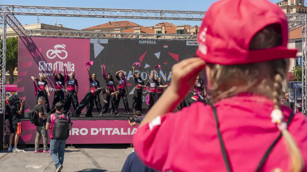 Autorità tra la folla