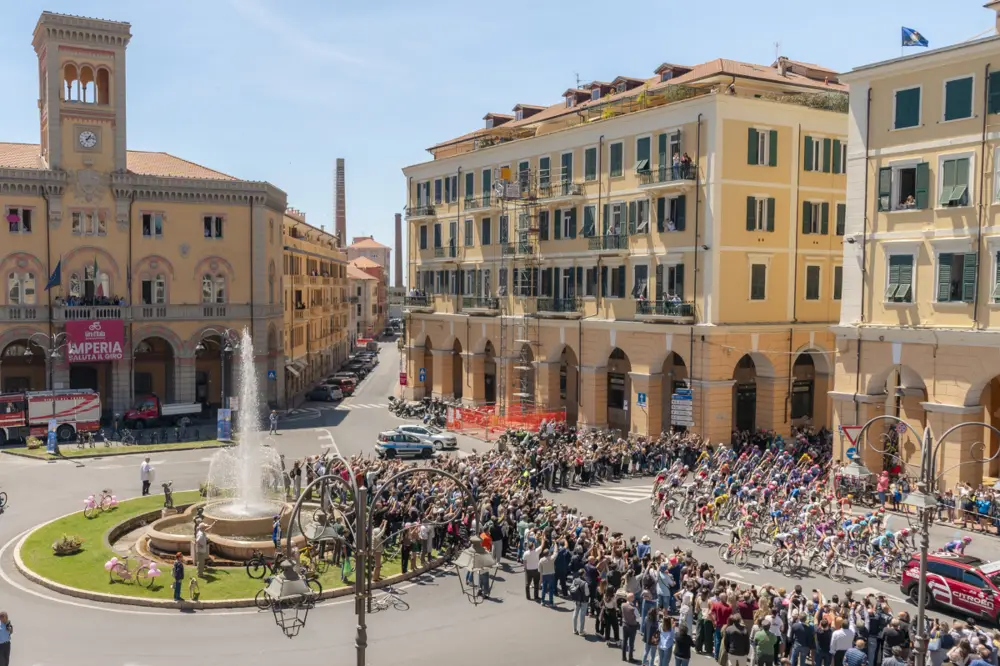 Squadra di ciclisti in transito