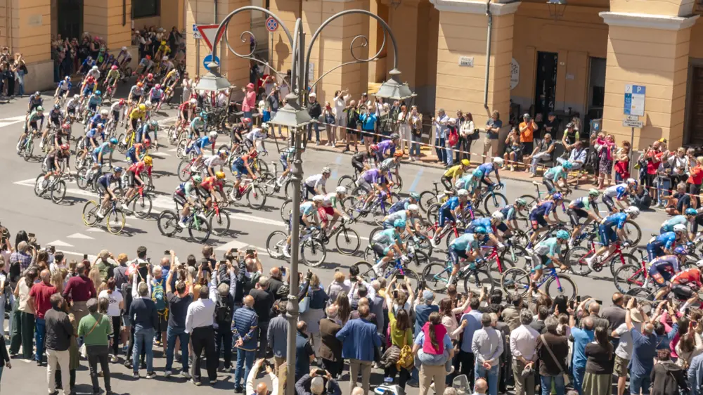 Ciclisti in Piazza Dante