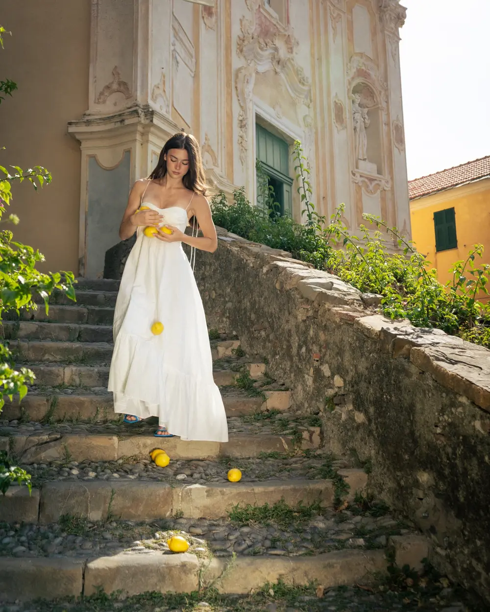 La Riviera — Vittoria Milanese, limoni sulla scalinata di una chiesa, abito bianco